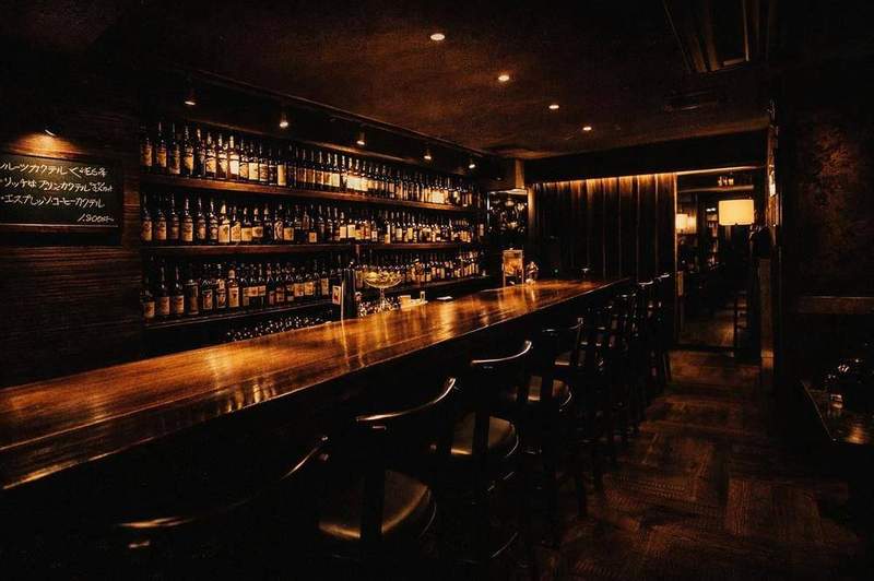 Authentic Bar STARS 2003のメインカウンター。木村バーテンダーが迎える落ち着いた空間