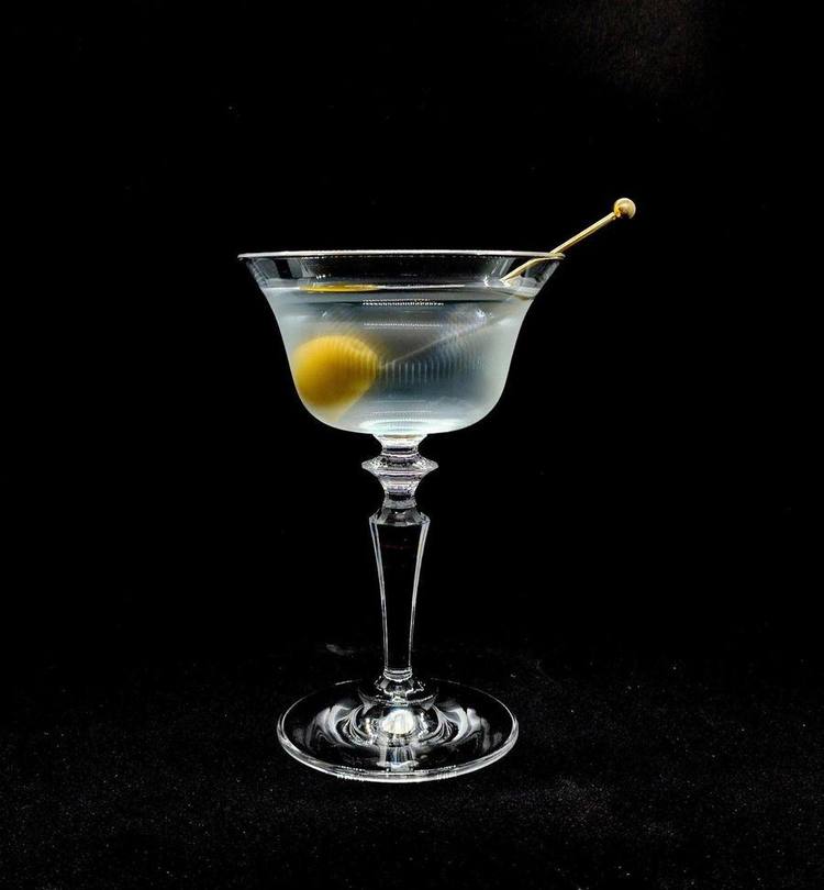 マティーニ - Authentic Bar STARS 2003。カクテルの王様。研ぎ澄まされたジンの風味と究極の大人の一杯